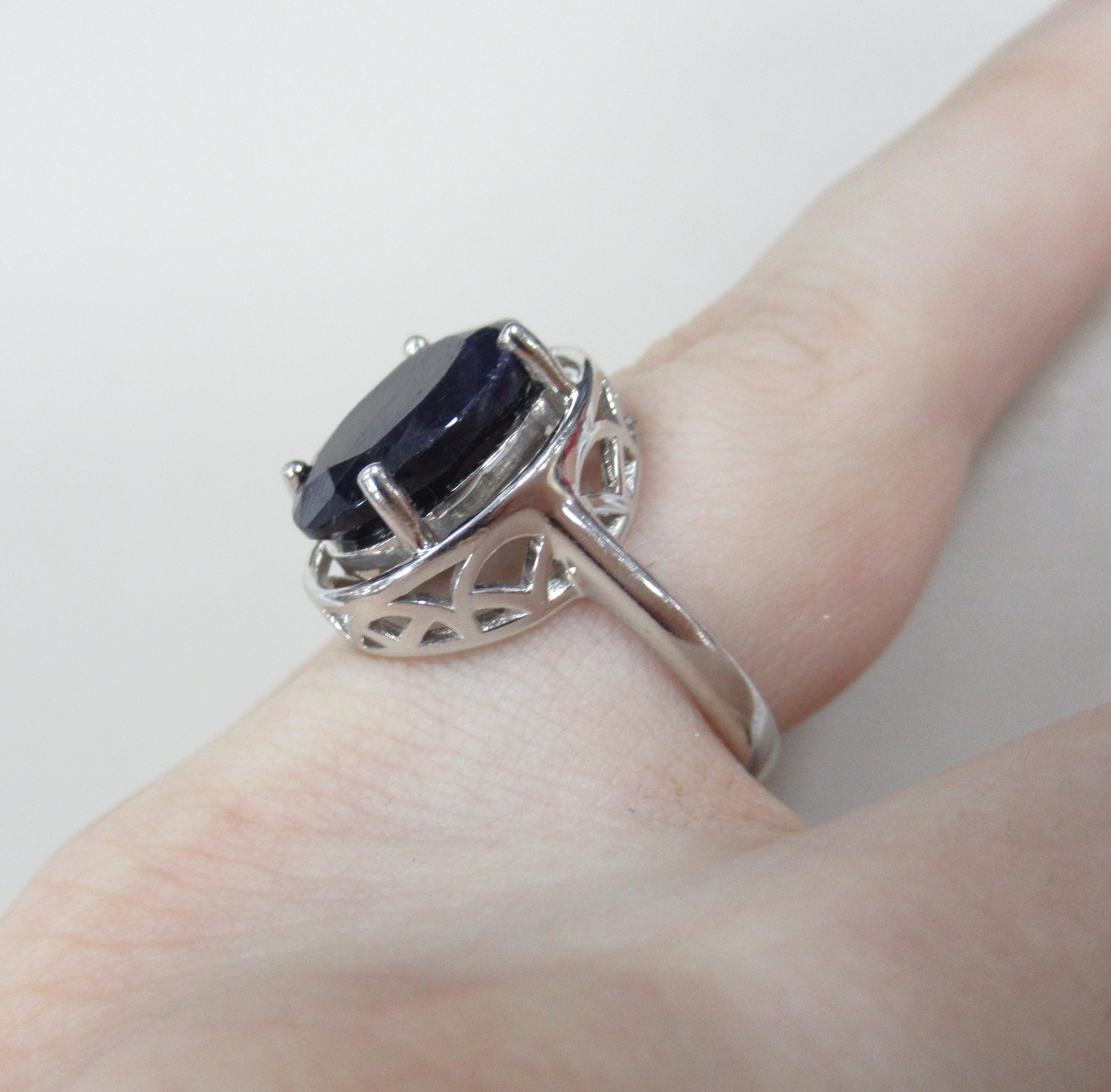 Серебряное кольцо с корундом